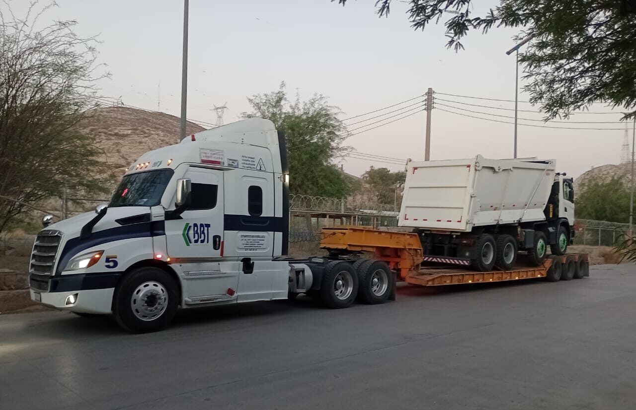 Low boy para maquinaria y contenedores